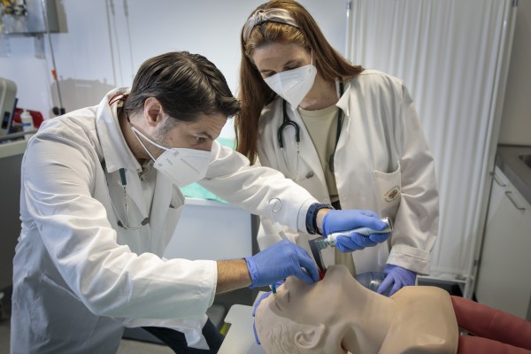 El CEU y Ferrer refuerzan la formación de médicos de atención primaria de Castellón 