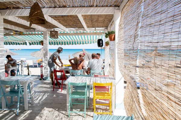 Más de la mitad de los chiringuitos de las playas de Cartagena están sin adjudicar en el inicio del verano    