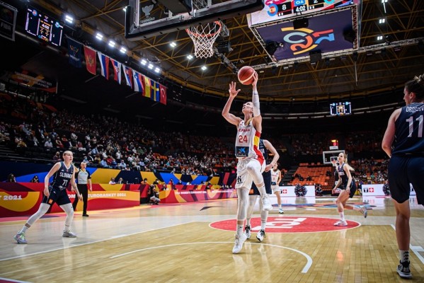 La Fonteta vibra con la brillante victoria de España
