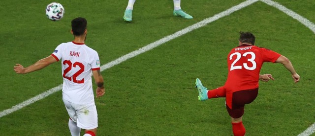 Sommer y Shaqiri compran medio billete a octavos