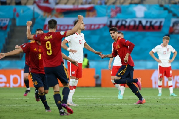 Morata da ventaja a España al descanso