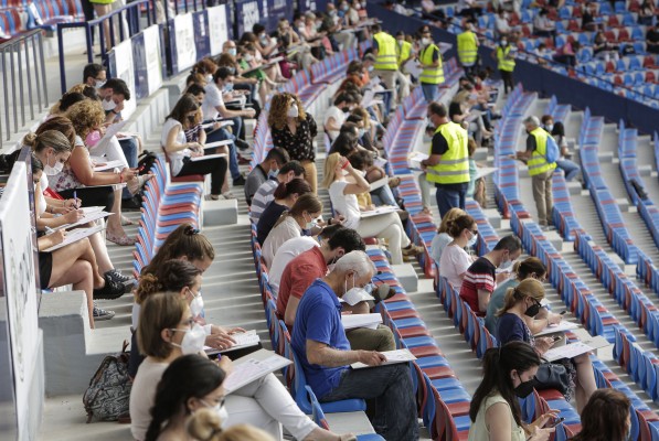 Los exámenes de administrativo de la Diputación reúnen a 3.000 opositores en el Ciutat de València