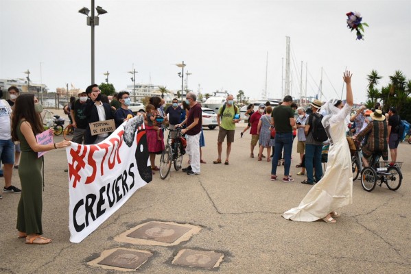 Una 'boda' en el Puerto de València protesta por el regreso de los 