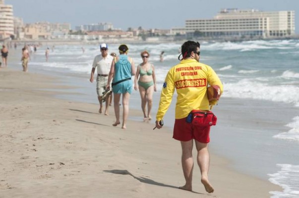 Un registro de socorristas deportivos facilitará que puedan ejercer en playas y piscinas de la Región