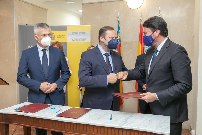 El ministro de Movilidad, José Luis Ábalos, y el alcalde de Alicante, Luis Barcala - 