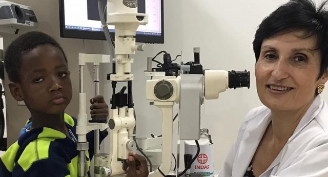 Henri Jesús, un niño senegalés de 5 años, recupera la visión tras se operado por Azul en Acción
