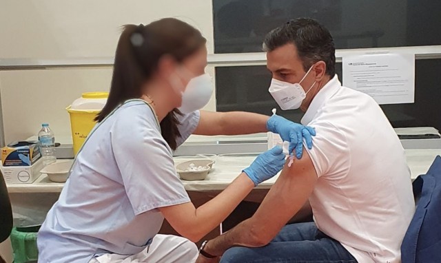 Pedro Sánchez recibe la primera dosis de la vacuna contra la covid-19