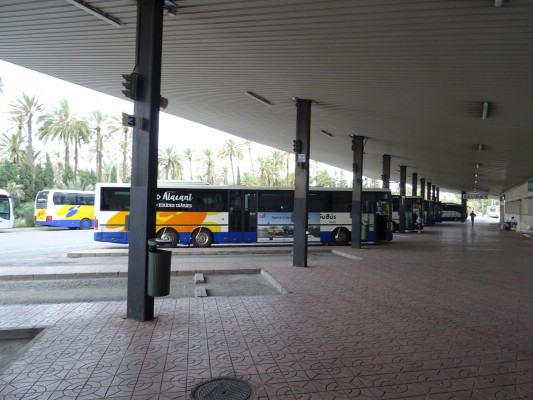 La Generalitat invertirá 21 millones en una concesión de 5 líneas de bus desde Alicante a València