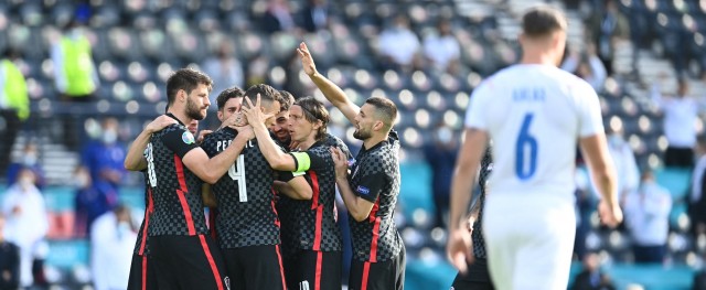 Croacia sobrevive en el alambre