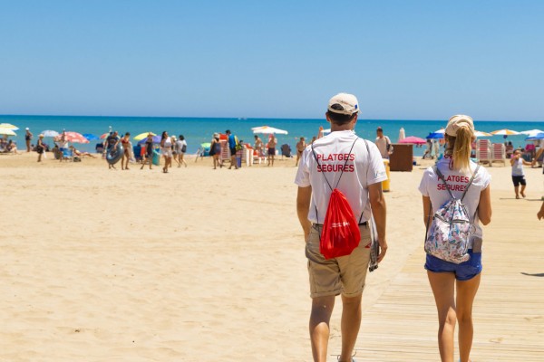 Los 38 informadores reforzarán la prevención en las playas de Cullera a partir de este fin de semana