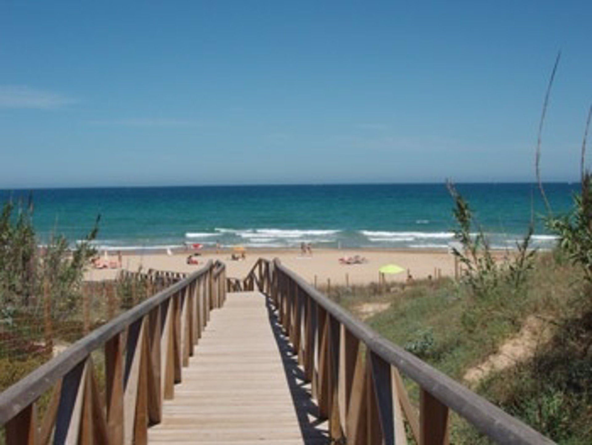 Turisme publica una guía con recomendaciones para disfrutar de unas 'playas seguras'