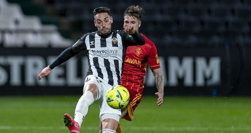 El lateral Víctor García, primera salida confirmada por el Castellón