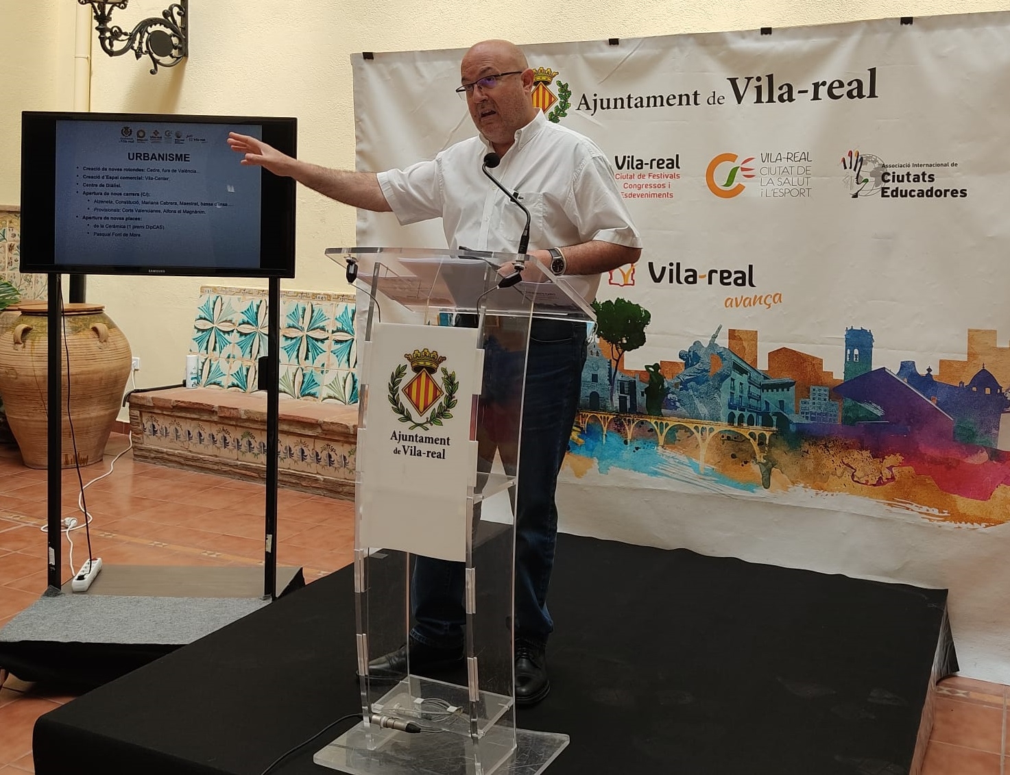 El concejal de Territorio de Vila-real, Emilio M. Obiol, durante el repaso que realizó este viernes a sus diez años de gestión al frente de diversos departamentos. - 