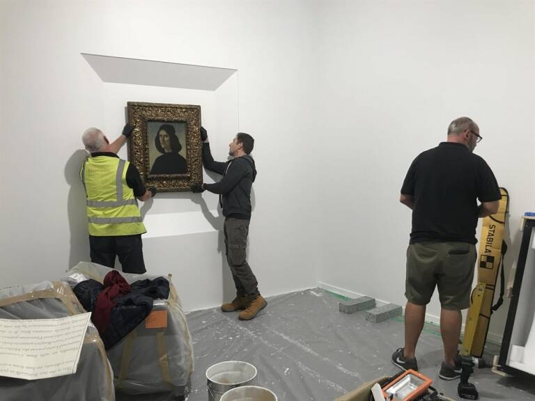  Instalación de la obra 'Retrato de Michel Marullo Tarcaniota' de Sandro Botticelli, en la feria Frieze de Londres. Foto: EP/TRINITY FINE ART GALLERY   - 