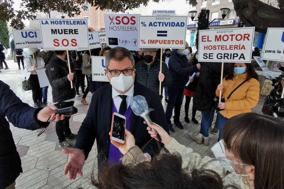 El vicepresidente ejecutivo de Ashotur, Luis Martí, en la imagen durante una de las últimas protestas del sector, ocupará a partir de ahora una vicepresidencia de la CEV en Castellón. (Foto: Antonio Pradas) - 