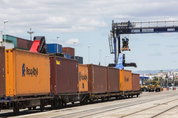 Cosco ya opera en su terminal del Puerto de Valencia trenes de la línea con Zaragoza