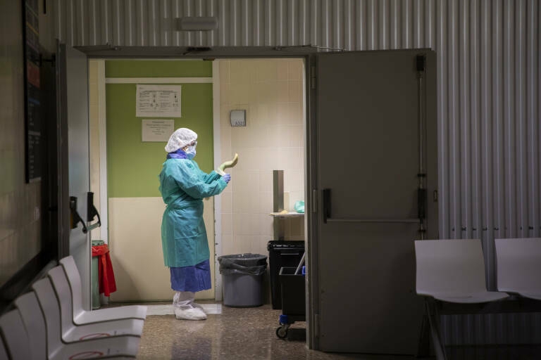 Una profesional de un hospital valenciano. Foto: EVA MÁÑEZ - 