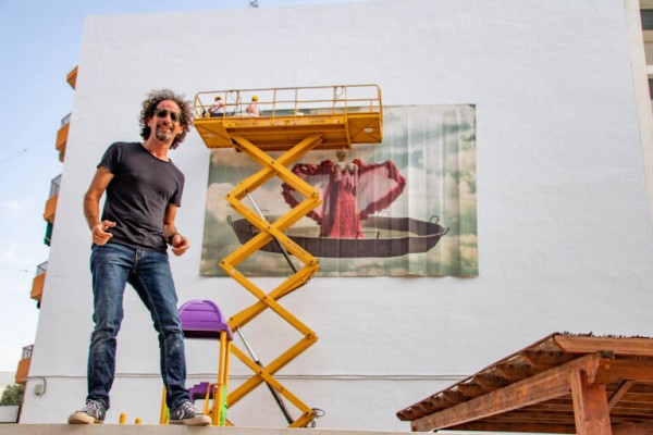 El mural de Rosita Amores sobre una paella se muda a Moraira

