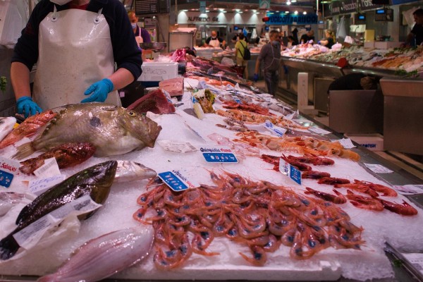 El Mercado Central se une a la campaña 'Més fresc, més cool', con una amplia oferta de pescado de lonja