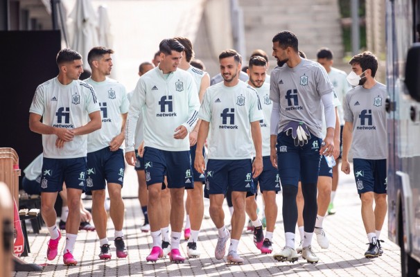 La selección enfoca la cita contra Polonia con 23 efectivos y aún sin Busquets
