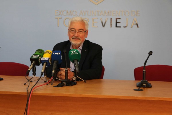 El alcalde de Torrevieja celebra los dos 'varapalos' al PP: 
