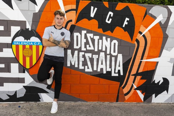 El Valencia renueva al internacional sub 20 Xavi Estacio