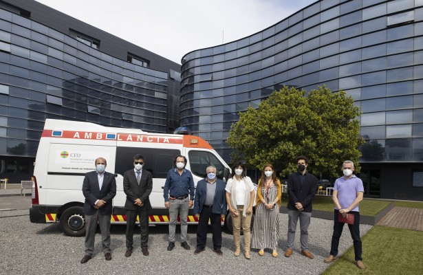 Los estudiantes de Salud del CEU ampliarán su formación en emergencias con una ambulancia 