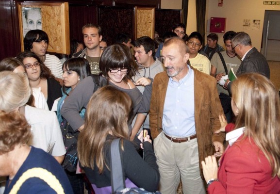 Cuando Pérez-Reverte contó 'su primera vez' en el Molinete a los alumnos de Maristas en Cartagena