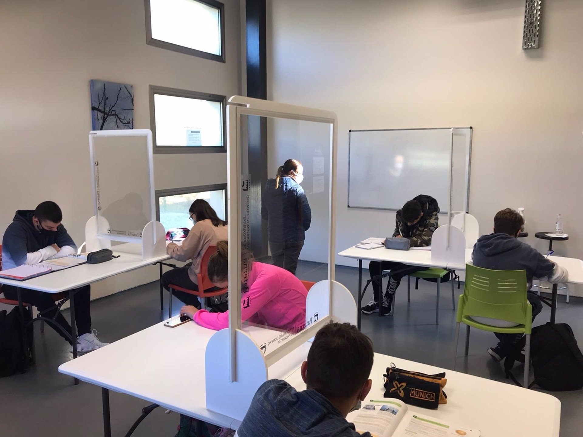 Celaá abre la posibilidad de suprimir la distancia en los colegios 