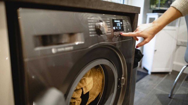 ¿Lavadoras de madrugada para ahorrar? El horario valle choca con las ordenanzas de ruido 