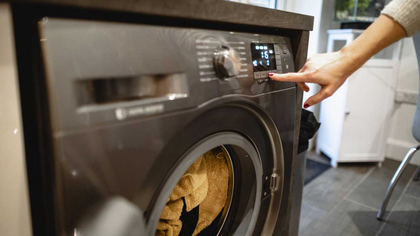 ¿Lavadoras de madrugada para ahorrar? El horario valle choca con las ordenanzas de ruido 