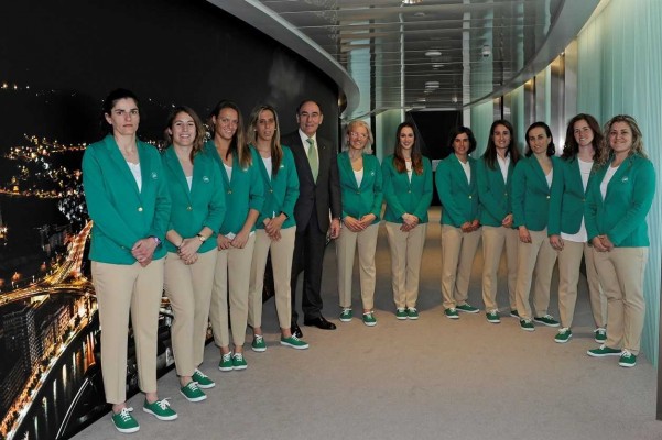 Ignacio Galán celebra un encuentro con doce mujeres deportistas