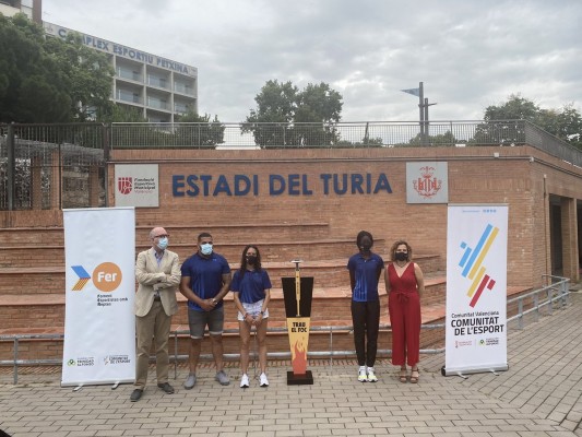 El atletismo del Proyecto FER refuerza la llama olímpica en València