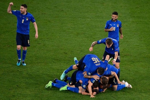 Italia aplasta a Suiza y clasifica para octavos de final