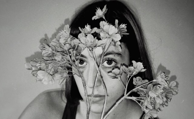 Carlota publica su primer LP, 'Regálame flores'