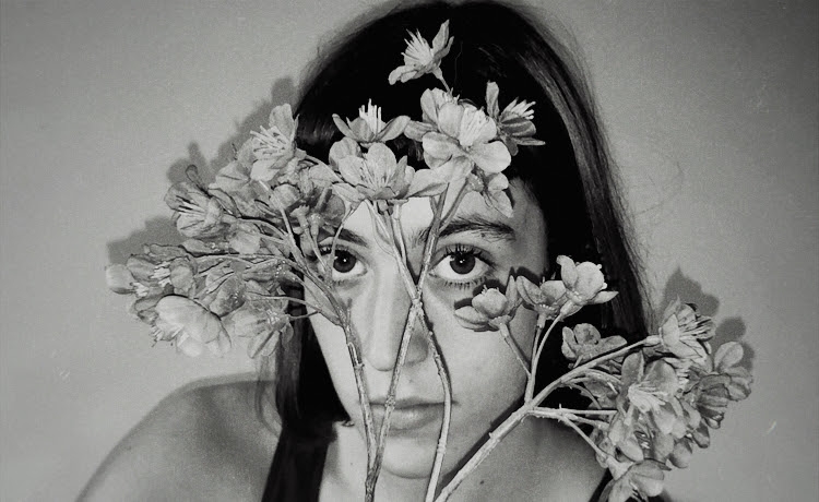 Carlota publica su primer LP, 'Regálame flores'