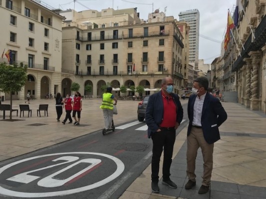 Alicante reduce la velocidad a 20 km/h en el Casco Antiguo y extiende los cierres temporales en verano