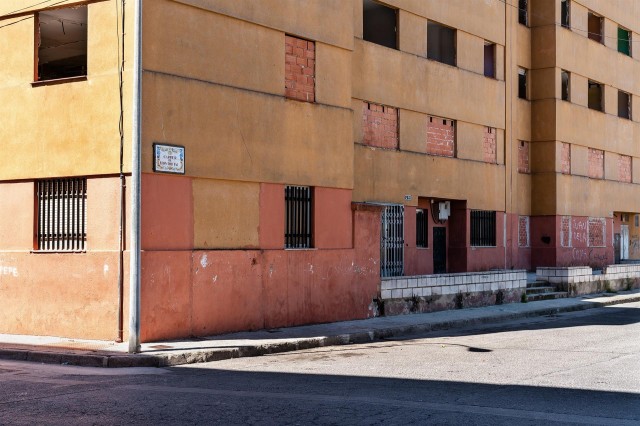 Martínez Dalmau firma la orden de demolición del antiguo grupo de viviendas de El Raval de Algemesí