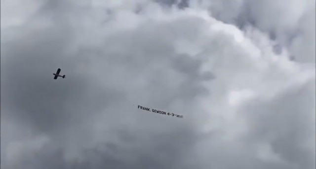 Otro avión con un mensaje sobrevuela el entrenamiento de Países Bajos