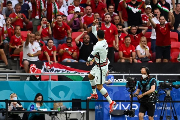 Cristiano agranda su leyenda en la casa de Puskas