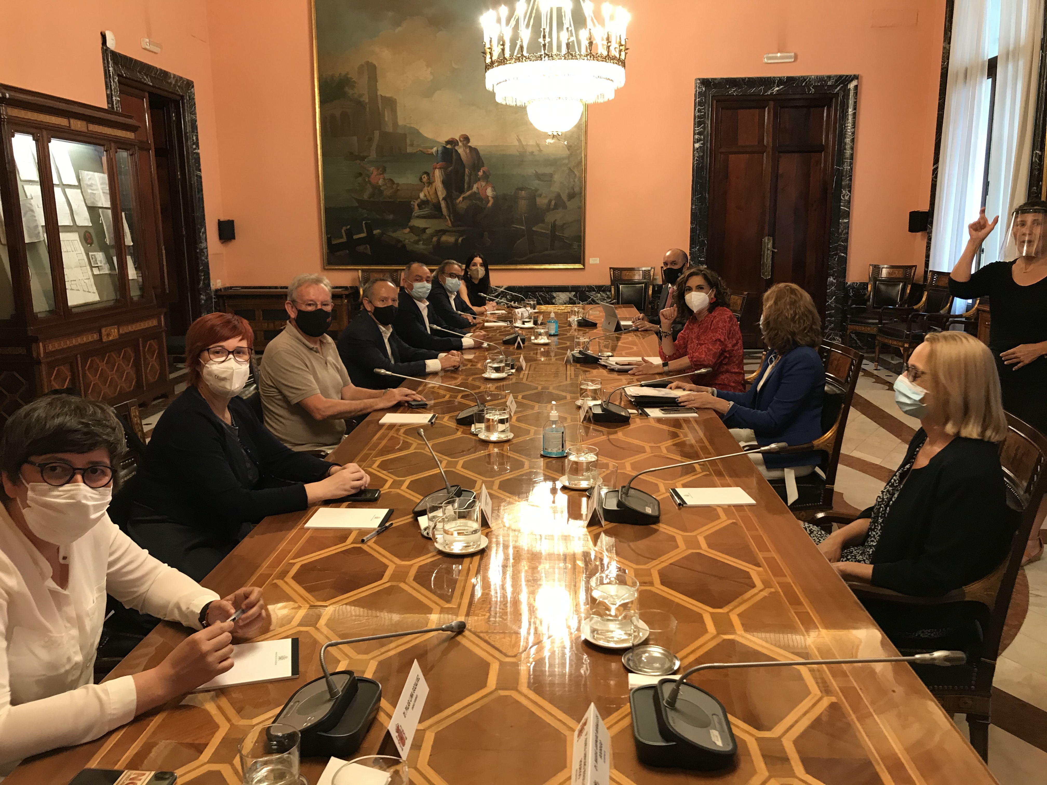 Reunión de la plataforma con la ministra de Hacienda, María Jesús Montero, este martes. Foto: VP - 