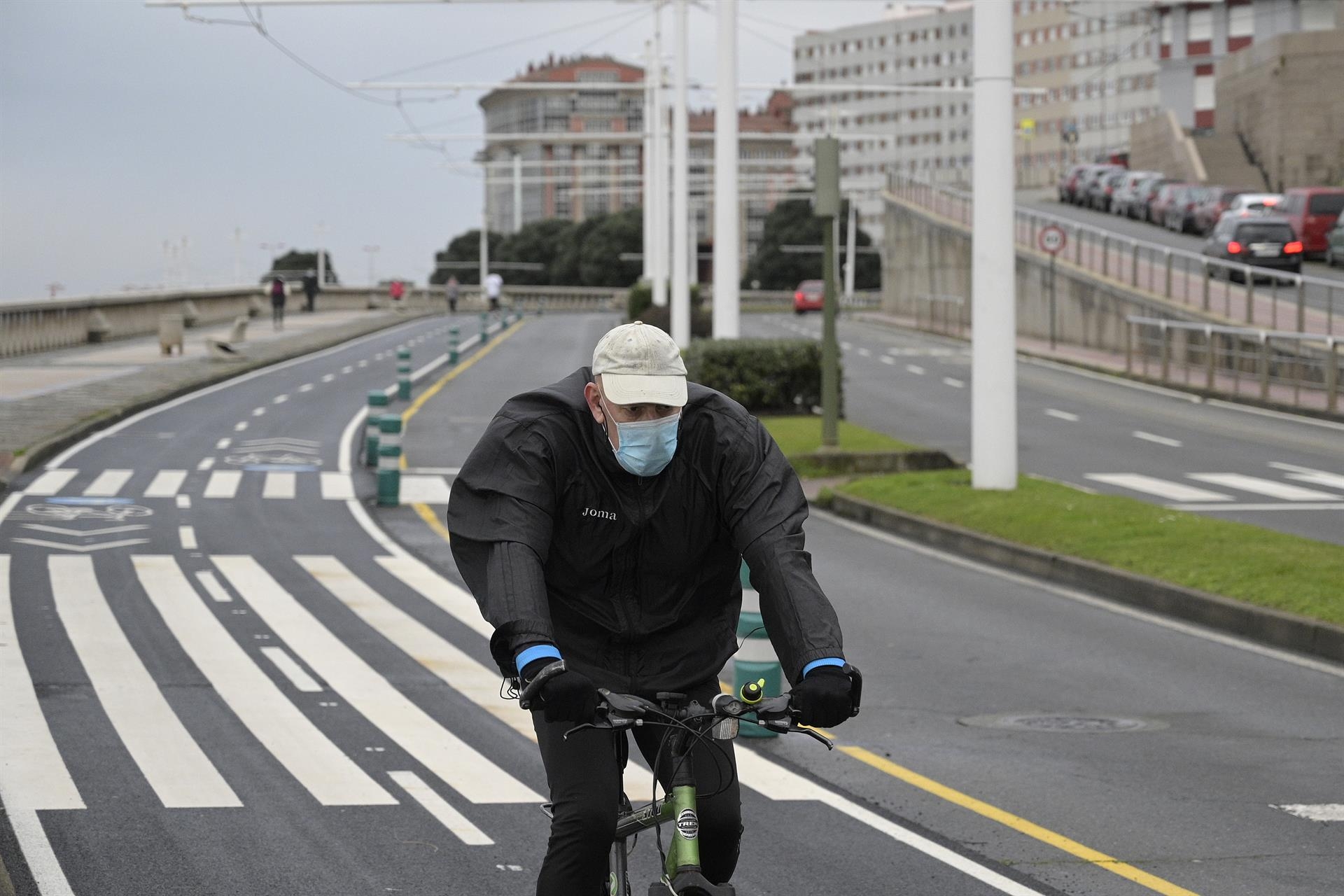 Sanidad aprueba vacunar a los menores de 40 años pero no trata el uso de las mascarillas en exteriores
