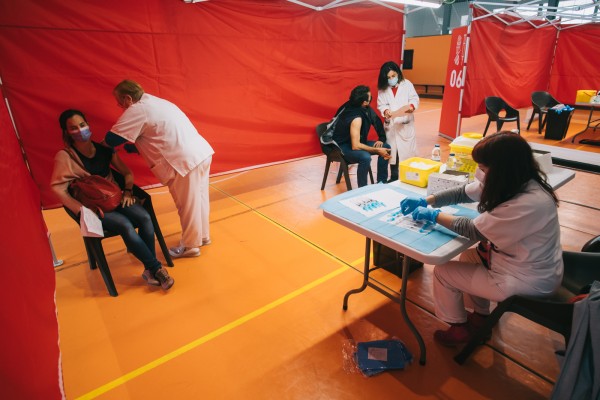 Los acontecimientos adversos tras la inyección de las vacunas covid-19 bajan a un 0,25%