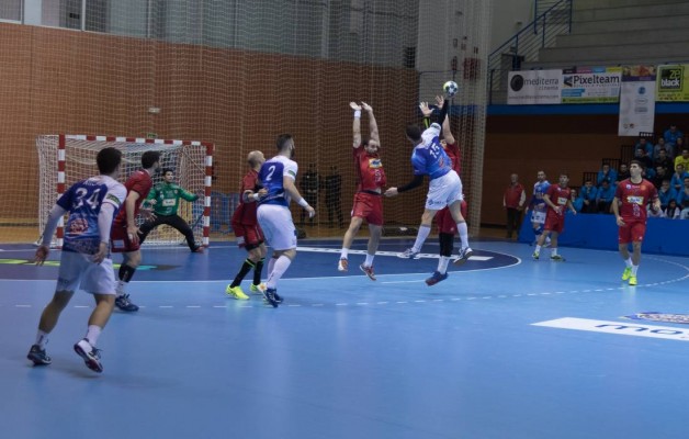 La plantilla del Balonmano Benidorm, toma aire