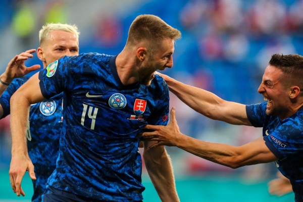 Eslovaquia frena a Lewandowski y sorprende a una triste Polonia