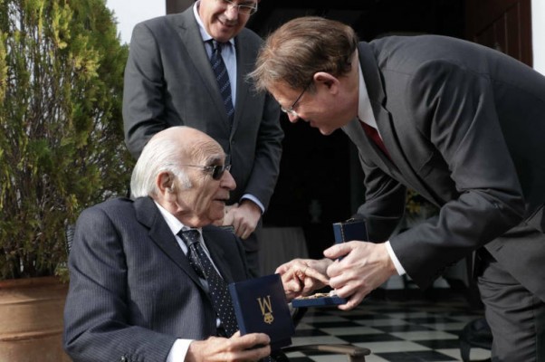 Un primer poemario inédito y un dibujo de la época, legado de Francisco Brines a la Caja de las Letras
