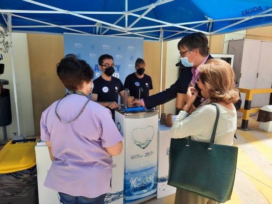 Aguas de Alicante y APSA dispensan agua del grifo en el vacunódromo de Ciudad de la Luz