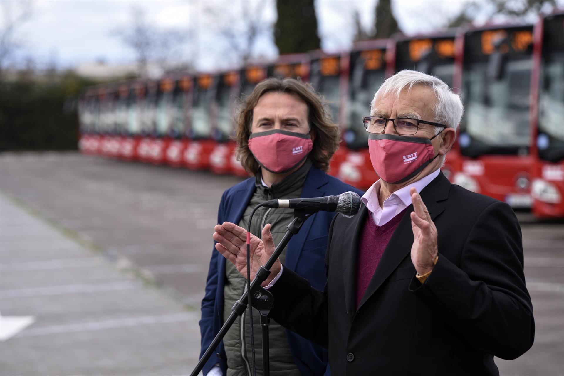 Giuseppe Grezzi y Joan Ribó en la presentación de nuevos autobuses híbridos de la EMT. Foto: Jorge Gil /Europa Press  - 