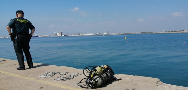 La familia del estibador desaparecido en el puerto de Castellón urge al rescate y conocer las causas