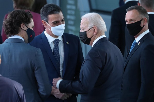 Biden y Sánchez charlan menos de un minuto en un pasillo durante la cumbre de la OTAN